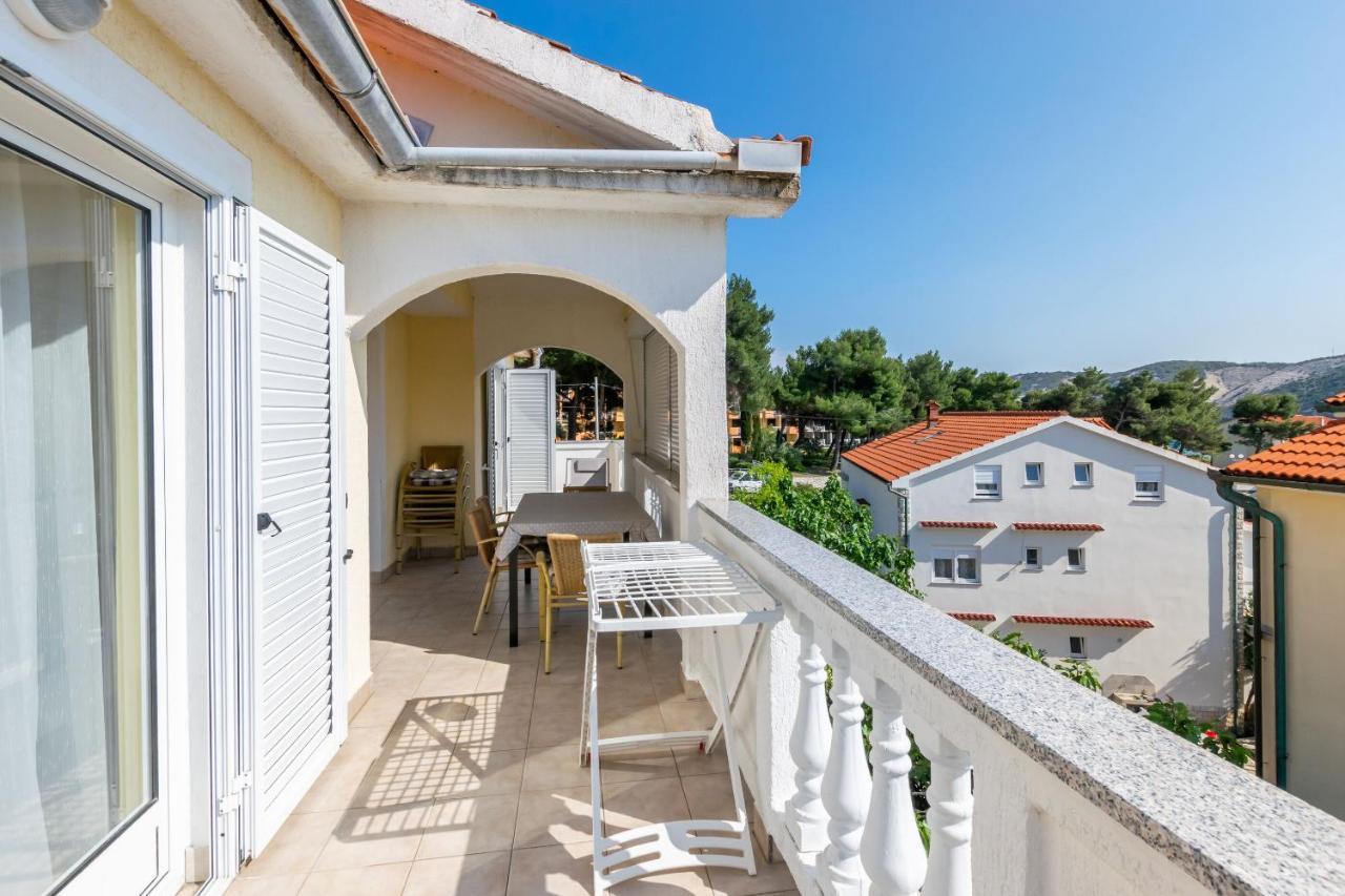 Apartments Miranda Lopar Exterior photo